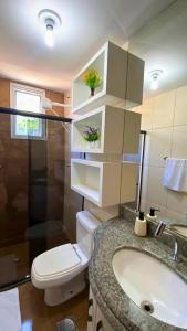 Vannituba majutusasutuses Excelente Apartamento Climatizado em Jacaraipe