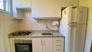 Köök või kööginurk majutusasutuses Excelente Apartamento Climatizado em Jacaraipe +14 fotot