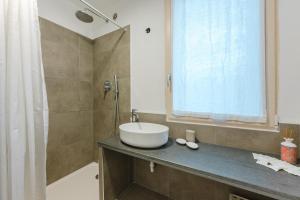 une salle de bain avec lavabo et douche dans l'établissement Caneve Home - 15 min from Venice & Wi-Fi, à Venise 21 autres photos