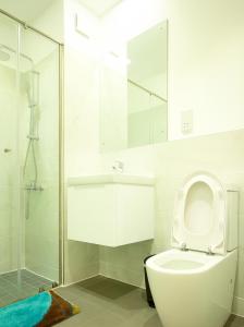 Koupelna v ubytování The Lennox by Sereni Athens