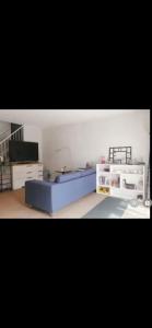 卡尔加里greenview mck sunny room的一间卧室配有蓝色的床和白色的橱柜