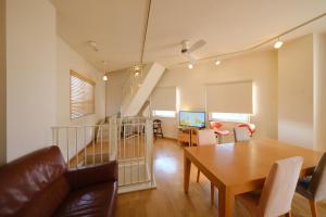 un salon avec une table et une salle à manger dans l'établissement Casa Hiro, à Osaka