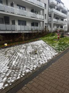einem Hydranten auf einem Bürgersteig vor einem Gebäude in der Unterkunft Studio Mewa in Świnoujście