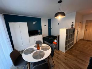 ein kleines Wohnzimmer mit Tisch und Stühlen in der Unterkunft Studio Mewa in Świnoujście + 3 Fotos