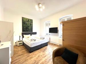 TV a/nebo společenská místnost v ubytování Kapitaenshaus-Lassen-Zimmer-Penelope