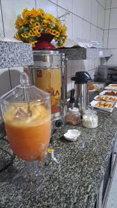 - une boisson sur un comptoir dans une cuisine dans l'établissement Becker Center Hotel, à Querencia