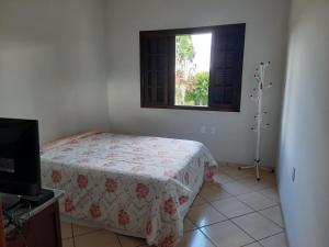 une chambre avec un lit et une fenêtre dans l'établissement Rancho São Miguel Arcanjo, à Caçapava 13 autres photos