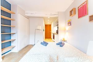 Una cama o camas en una habitación de Le cozy Capitole - Studio hypercentre Toulouse 4 fotos más