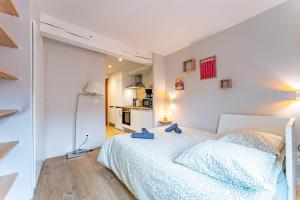 Una cama o camas en una habitación de Le cozy Capitole - Studio hypercentre Toulouse