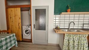 Kuchyň nebo kuchyňský kout v ubytování My parents' house + 17 fotografií