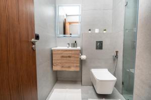 Ένα μπάνιο στο COZY STAY, Near Airport, IPTV, Air Conditioning 11min STADIUM +24 φωτογραφίες