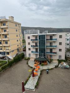Una vista aérea de un edificio con un patio con sombrillas. en Shengjin apartaments leon, en Shëngjin