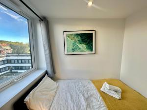 伊登2BR Furnished l Wi-Fi l Parking in Leeds的一间卧室，里面有一张床和一扇大窗户。