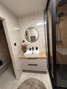 un baño con lavabo y espejo en VG-Apartment, en Košice