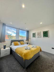 伊登2BR Furnished l Wi-Fi l Parking in Leeds的一间卧室，配有一张大床和一扇大窗户。