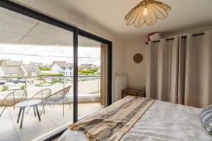 Ένα ή περισσότερα κρεβάτια σε δωμάτιο στο Les terrasses de Ploumanac'h 150m de la plage