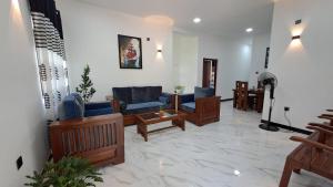 PamunugamaにあるMario Ocean Viewのリビングルーム(青いソファ、テーブル付)