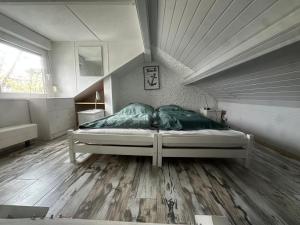 Ένα ή περισσότερα κρεβάτια σε δωμάτιο στο Charmantes Ferienhaus in Wervershoof mit Garten, Terrasse und Grill