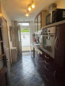 Η κουζίνα ή μικρή κουζίνα στο Charmantes Ferienhaus in Wervershoof mit Garten, Terrasse und Grill