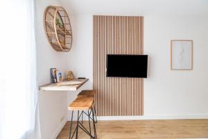 Μια τηλεόραση ή/και κέντρο ψυχαγωγίας στο Charmant studio au cœur de Saint-Brieuc