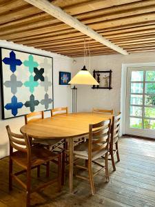 Un comedor con mesa y sillas de madera. en Artist's House In First Row By Smålandshavet, en Horslunde