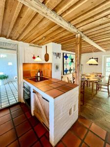 Una cocina con un fregadero y una mesa en una habitación. en Artist's House In First Row By Smålandshavet, en Horslunde