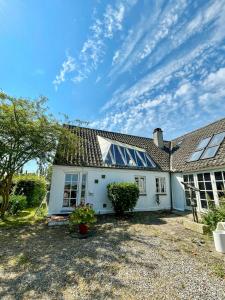 Casa blanca con techo azul en Artist's House In First Row By Smålandshavet, en Horslunde 20 fotos más