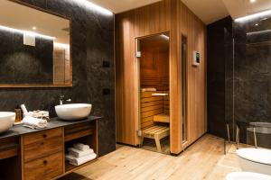 Ένα μπάνιο στο La Dila Dolomiti Mountain Lodge