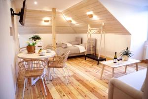 una habitación con una cama, una mesa y sillas en Ustroń51, en Ustroń