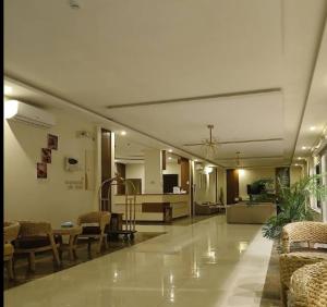 Un vestíbulo con sillas y una mesa en un edificio. en saqf alraha For serviced apartments, en AÅŸ Åžaá¸©anah