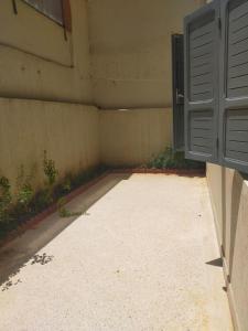 ein leerer Raum mit einer offenen Tür an einem Gebäude in der Unterkunft Lala Khnata in Temara