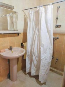 ein Badezimmer mit Duschvorhang und Waschbecken in der Unterkunft Lala Khnata in Temara + 5 Fotos