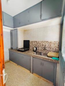 eine Küche mit Spüle und Arbeitsplatte in der Unterkunft Lala Khnata in Temara