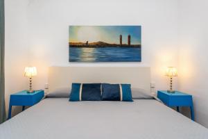 una camera con un letto con due comodini blu di Mediterranean and connected a Sant Adrià de Besòs