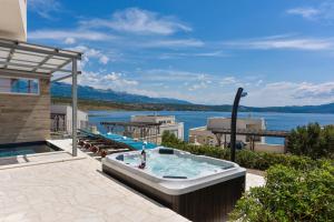 patio con vasca idromassaggio e vista sull'acqua di Villa Costabella with heated pool a Posedarje (Possedaria)