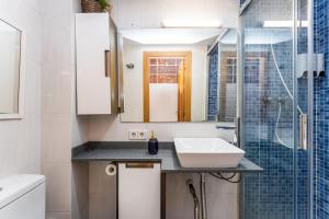 un bagno con lavandino e doccia di Mediterranean and connected a Sant Adrià de Besòs