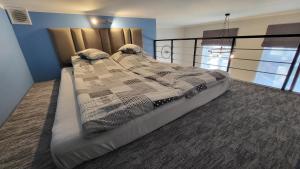 En eller flere senge i et værelse på Antresola - Apartamenty Parkowe + 10 billeder