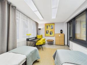 Giường trong phòng chung tại ApartamentySnu, Kasztelańska I