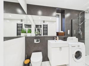 Phòng tắm tại ApartamentySnu, Kasztelańska I