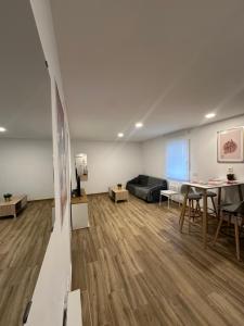 un soggiorno con un divano e un tavolo di Ribera y Gastronomía ad Aranda de Duero