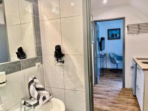 韦斯特兰Kapitaenshaus-Lassen-Zimmer-Nes-Puek的带卫生间和步入式淋浴间的浴室 更多10张照片