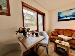 韦斯特兰Kapitaenshaus-Lassen-Zimmer-Nes-Puek的带咖啡桌和沙发的客厅