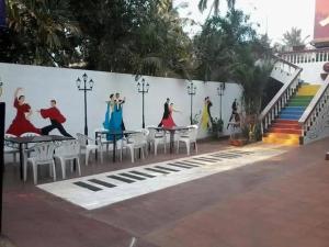 eine Wand mit einem Wandbild von Menschen darauf in der Unterkunft Hotel Orient Royal in Calangute