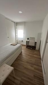 una camera da letto con un letto, una scrivania e una sedia di Ribera y Gastronomía ad Aranda de Duero