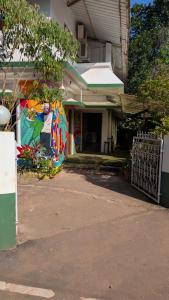 un edificio con un murale sul lato di Jungle Hostel by Mango Tree a Vagator