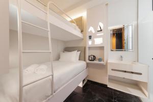 En eller flere senge i et værelse på D'NOVA HOTEL Bugis-newly renovated