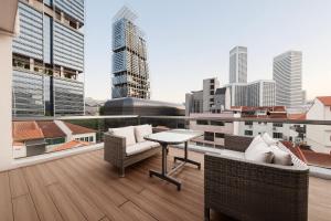 En balkon eller terrasse på D'NOVA HOTEL Bugis-newly renovated