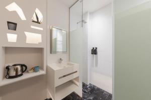 Et badeværelse på D'NOVA HOTEL Bugis-newly renovated + 18 billeder