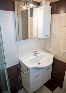 um banheiro com pia branca e espelho em Pansion Eden em Međugorje