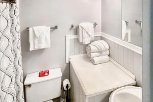 um pequeno banheiro com um vaso sanitário e um espelho em Top of the Gulf 810 em Panama City Beach mais 15 fotografias